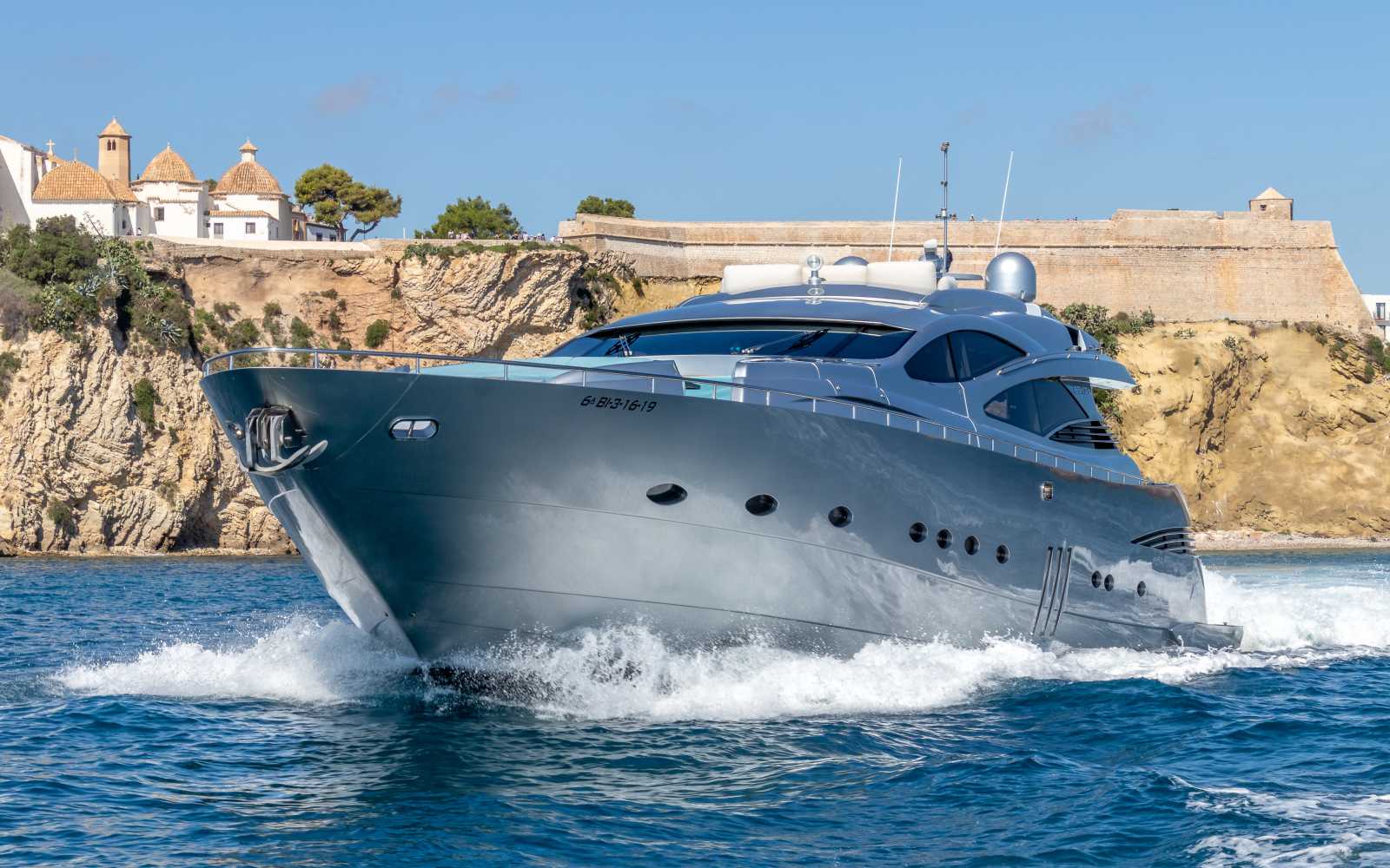 Pershing 90